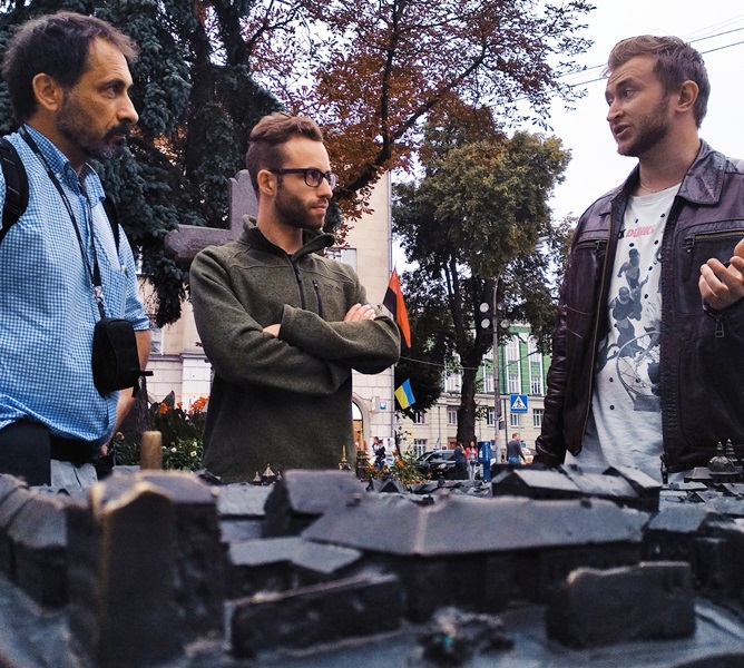 8. Екскурсію Тернополем веде аспірант Юрій Петрик